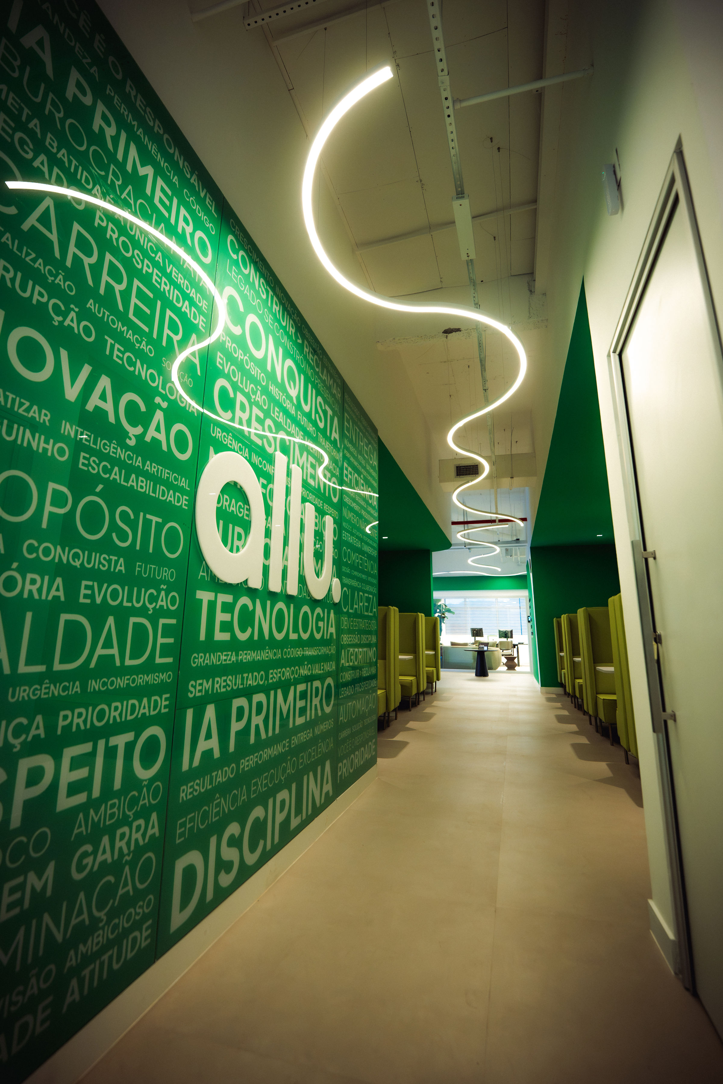 Corredor da sede da allu